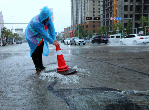 北京暴雨持续，关闭旅游景点，暂停公交线路
